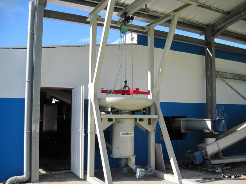 Hydrated lime bulk bag discharger for wastewater treatment plant.